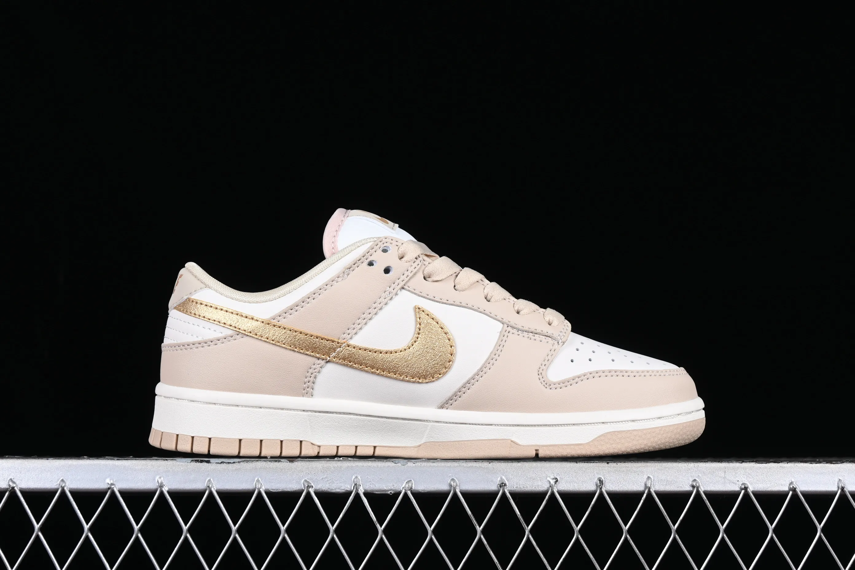 All categories Nk SB Dunk series Nk SB Dunk Low low-top sneakers F version Nk Dunk Low beige gold hook SB low-top sports and leisure sneakers DX5930-001